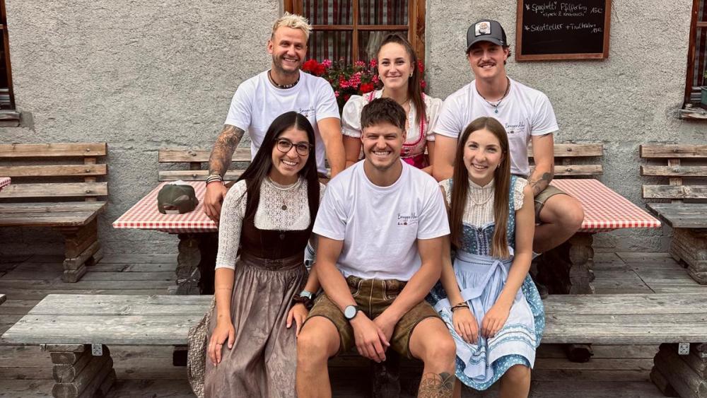 Das Team der Brugger Alm im Zerzertal: FCO-Spieler Marco Paulmichl, Anna Erhard, Tobias Canal (hinten v.l.); Magdalena Unterer, Dominik Paulmichl, Hemma Unterer (vorne v.l.).
