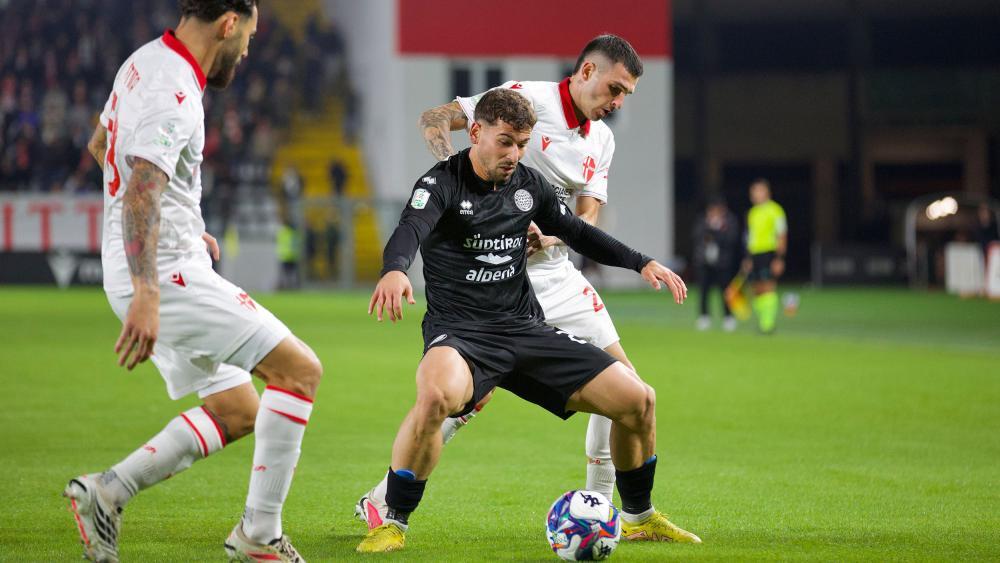 Der Leiferer Federico Davi (Mitte) erlebte eine Saisonpremiere beim FC Südtirol. © FCS/Giacomelli