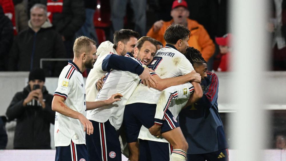 Die Bayern jubeln in einem schwierigen Moment. © APA/afp / THOMAS KIENZLE