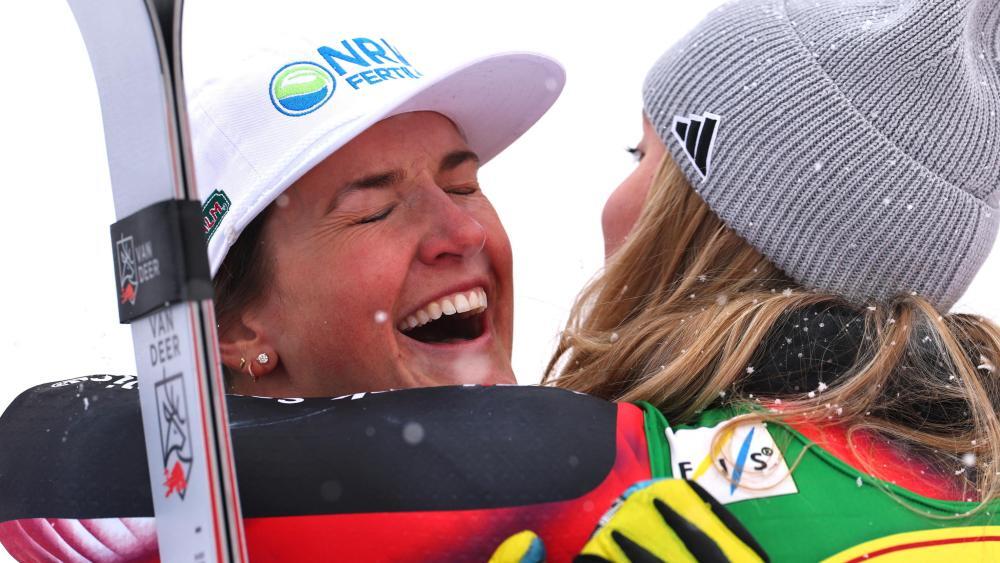 Die hauchdünn geschlagene Lara Colturi (r.) gratuliert der Premierensiegerin. © ANSA / ANNA SZILAGYI