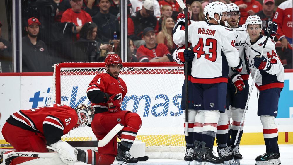 Die Hurricanes (in rot) mussten gegen Washington eine bittere Niederlage hinnehmen. © APA / JARED C. TILTON