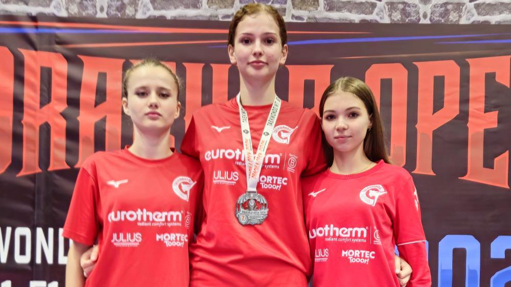 Die Mädchen von Taekwondo Südtirol-Eurotherm trumpften auf. In der Mitte Silbermedaillengewinnerin Anna Gruber.