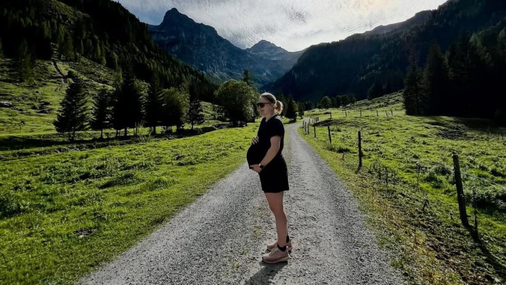 Eine ehemalige Skirennläuferin ist Mama geworden.