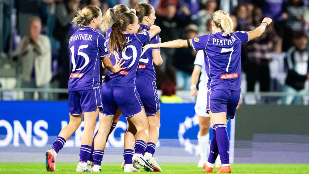 Elisa Pfattner (ganz rechts) bejubelte mit Austria Wien den ersten Punktgewinn in der Königsklasse. © APA / GEORG HOCHMUTH