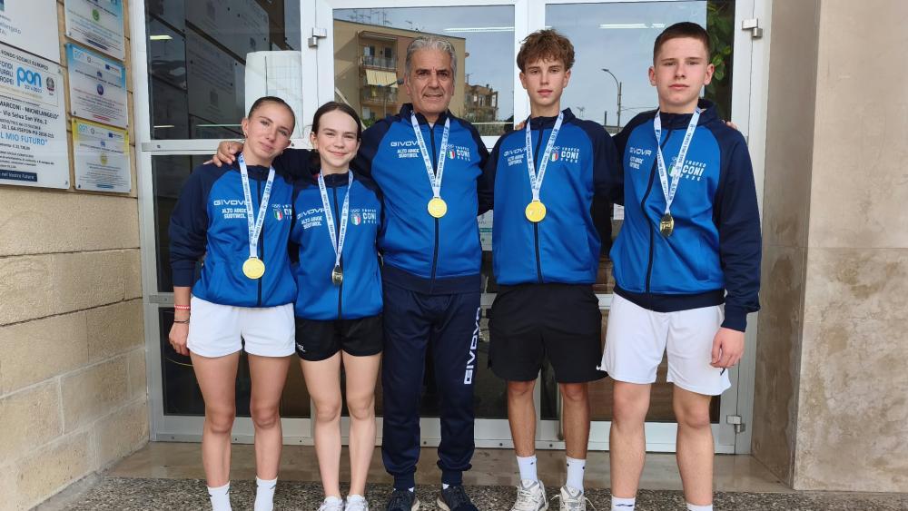 Frieda Heinisch, Lea Gitterle, Daniel Moriggl und Igor Szczch zeigten eine starke Leistung (v.l.). Begleitet wurden sie von Trainer Stefan De March.