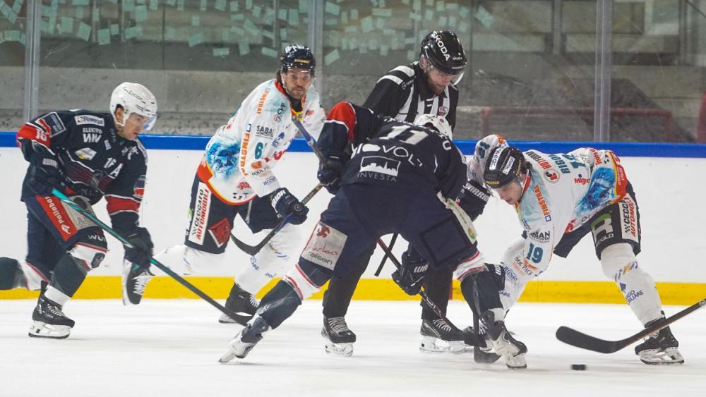 In Neumarkt lieferten sich die Cavaliers und Ex-ICE-Club Asiago ein spannendes Duell. © S. Kaneppele
