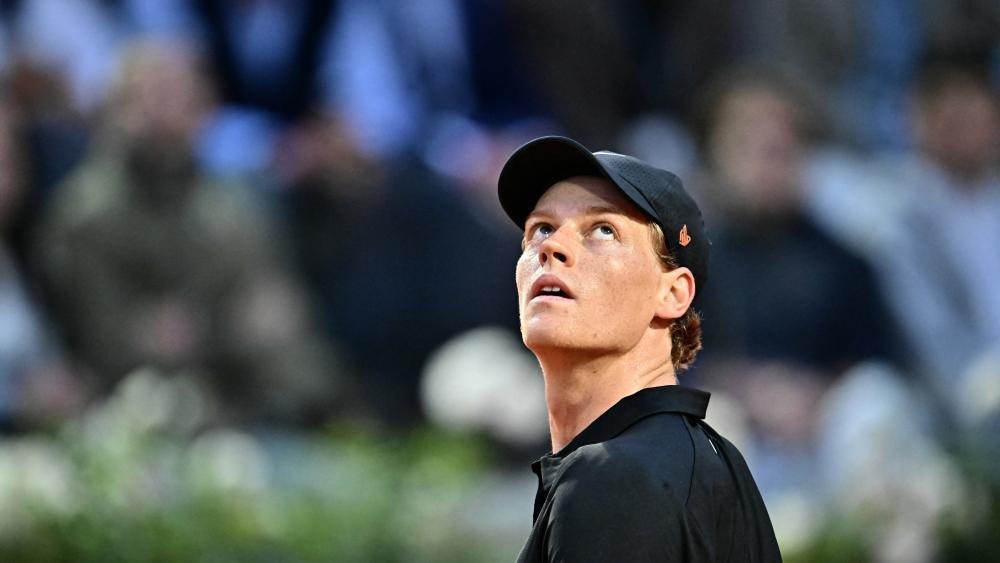 Jannik Sinner fällt noch mindestens bis Jänner 2027 aus. © AFP / FILIPPO MONTEFORTE