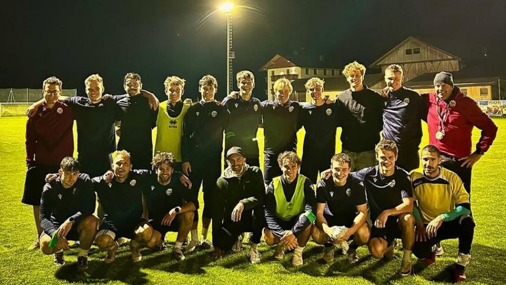 Jannik Sinner (stehend, 3. von rechts) überraschte die Fußballer. © Instagram