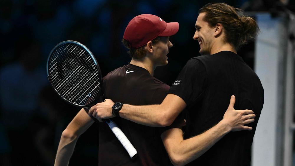 Jannik Sinner und Alexander Zverev geben sich an der Weltranglistenspitze den Wechsel. © APA/afp / MARCO BERTORELLO