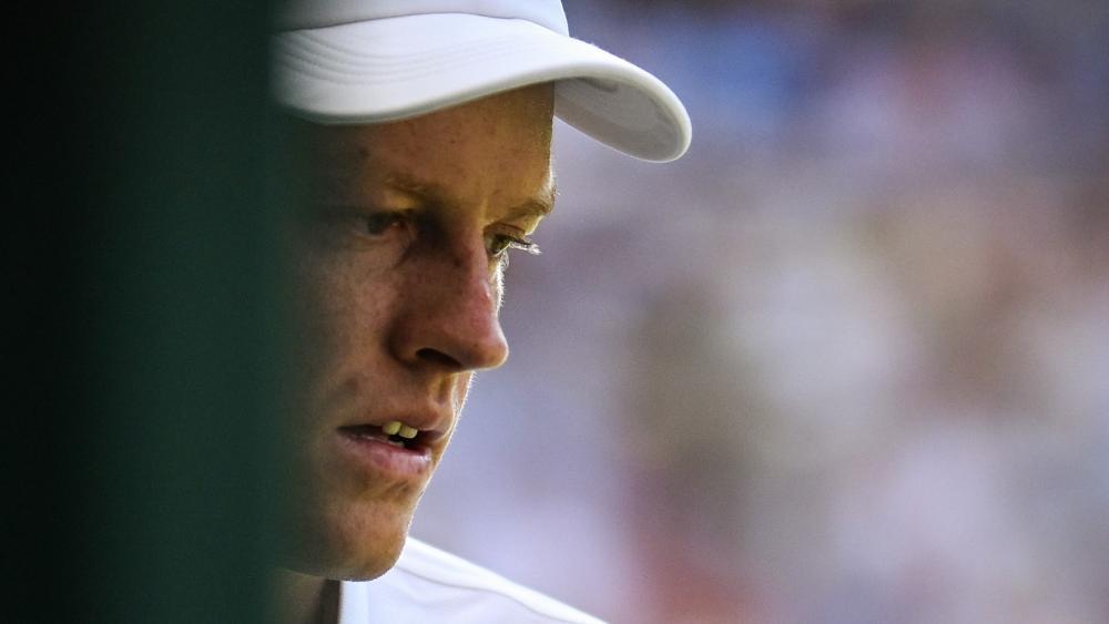 Jannik Sinner perd non seulement sa place de numéro un mondial, mais aussi une somme d'argent considérable. © AFP / KIRILL KUDRYAVTSEV