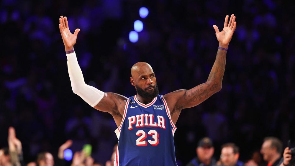 LeBron James feierte mit Philadelphia einen Sieg. © APA / EMILEE CHINN