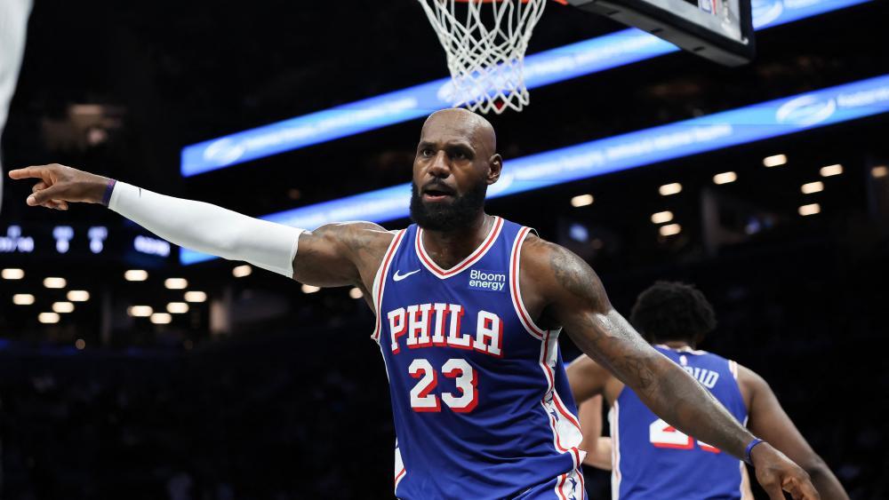LeBron James im Trikot der Philadelphia 76ers. © APA / ISHIKA SAMANT