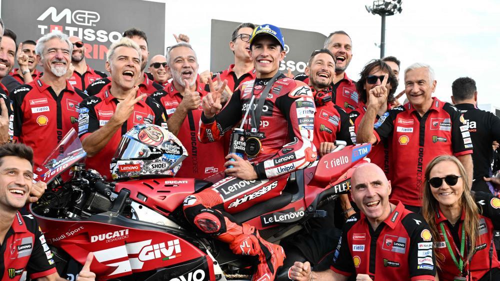 Mac Marquez und sein Team sind in Feierlaune. © APA/afp / TOSHIFUMI KITAMURA