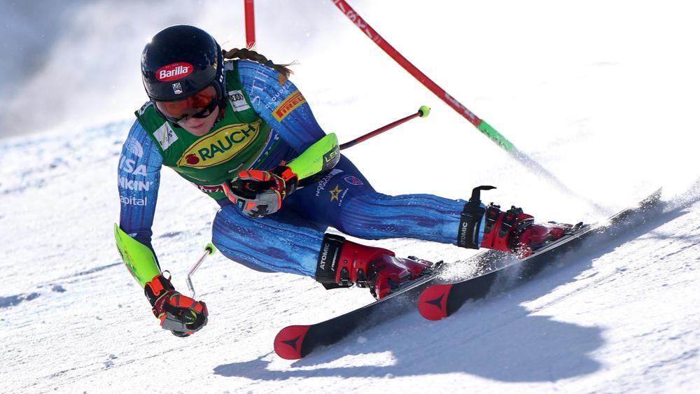 Mikaela Shiffrin geht als Führende in den zweiten Lauf. © ANSA / ANNA SZILAGYI