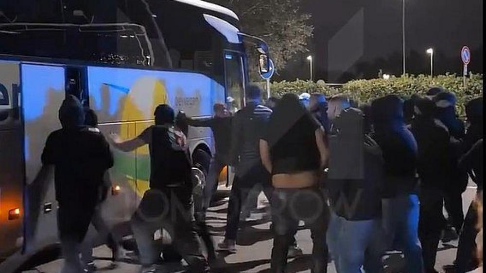 Nach dem Eishockeyspiel in Mailand kam es zu heftigen Krawallen. © Screenshot