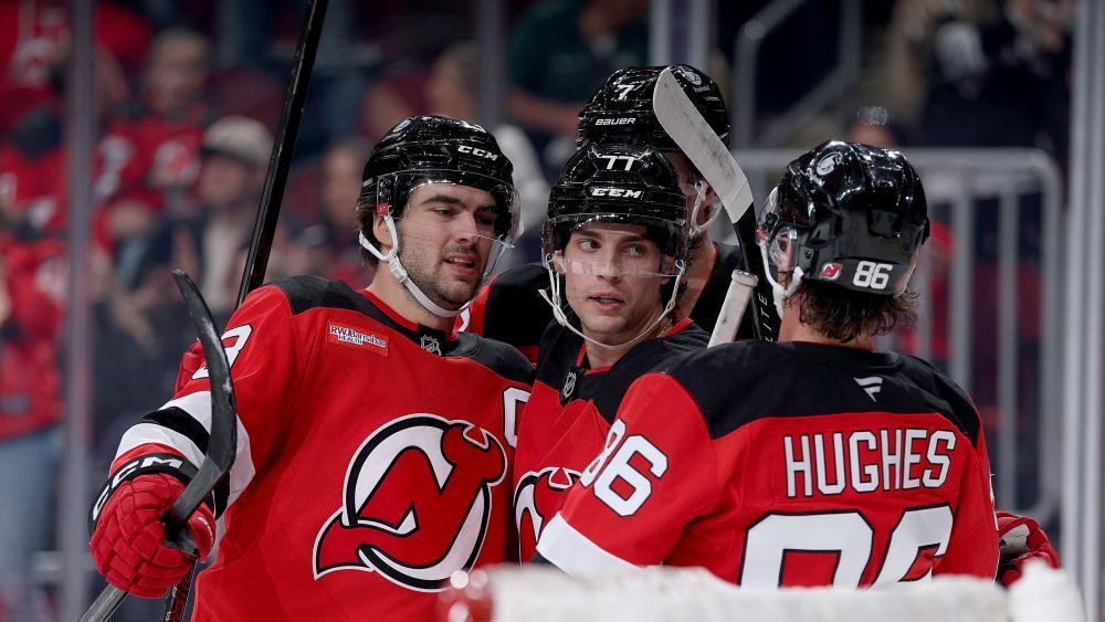 Nico Hischier (links) hat die 200-Tore-Marke geknackt. © APA / ELSA