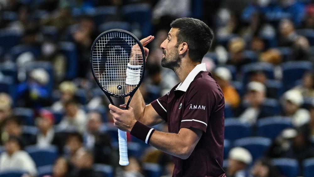 Novak Djokovic gestikuliert wild. © APA/afp / PEDRO PARDO