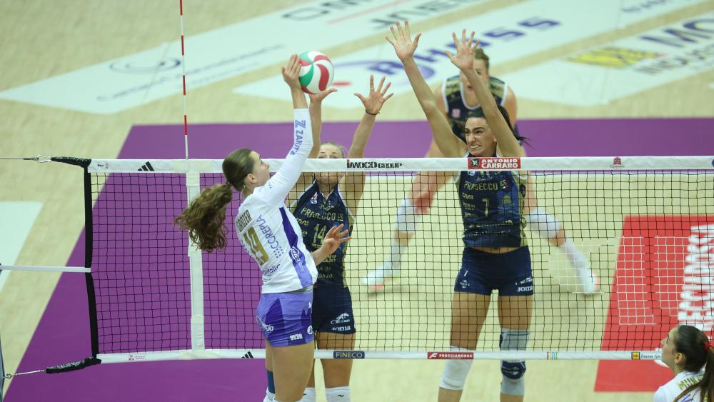 Raphaela Folie (rechts) am Block im Spiel gegen Busto Arsizio. © RUBIN / FILIPPO RUBIN
