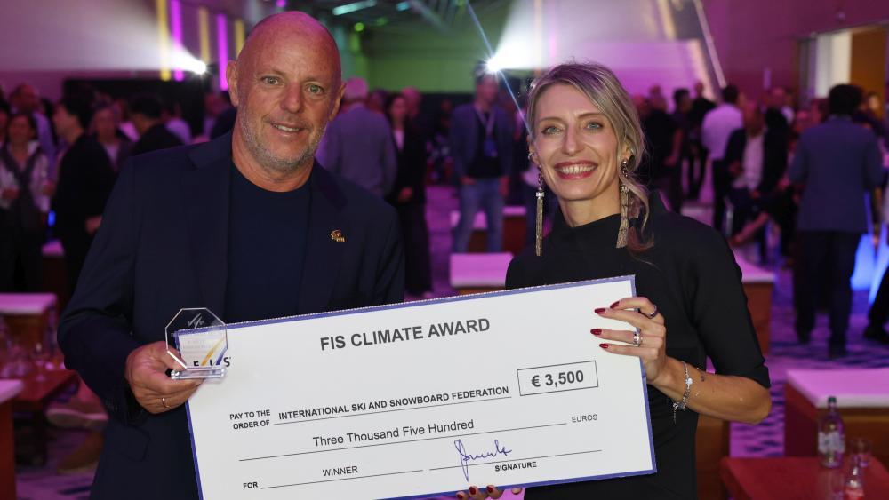 Senoner und Sieff präsentieren stolz den Preis.