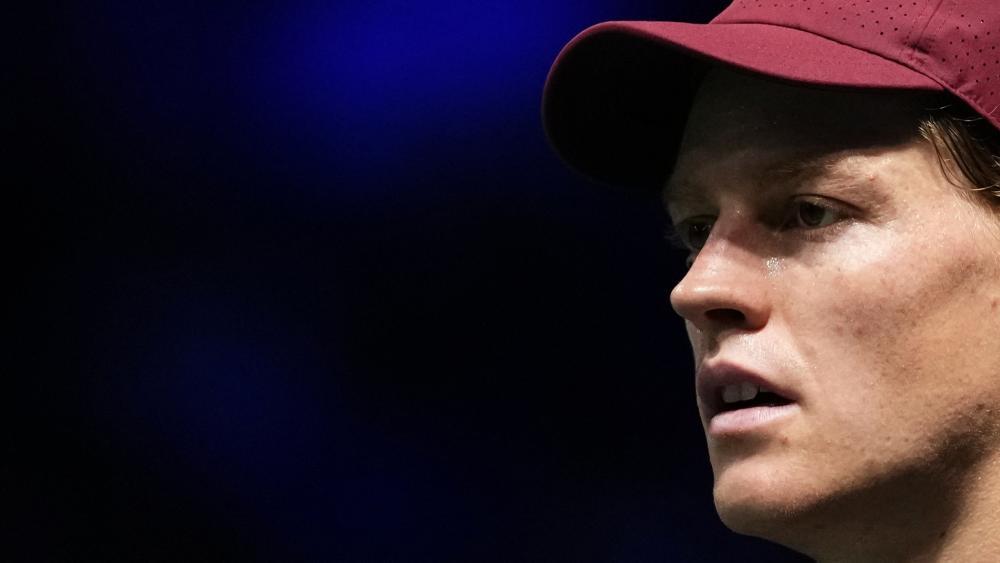 Tennis-Superstar Jannik Sinner: Die Trainerfrage bleibt brandaktuell. © AFP / DIMITAR DILKOFF