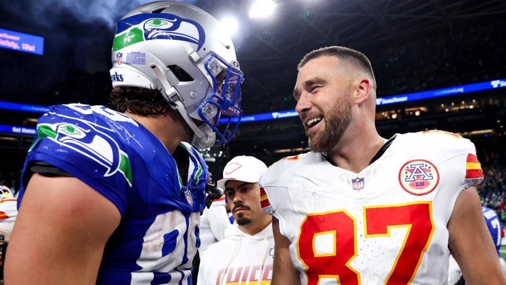 Travis Kelce (rechts) von Kansas im Gespräch mit AJ Barner von den Seattle Seahawks. © APA / CALEB BOWLIN