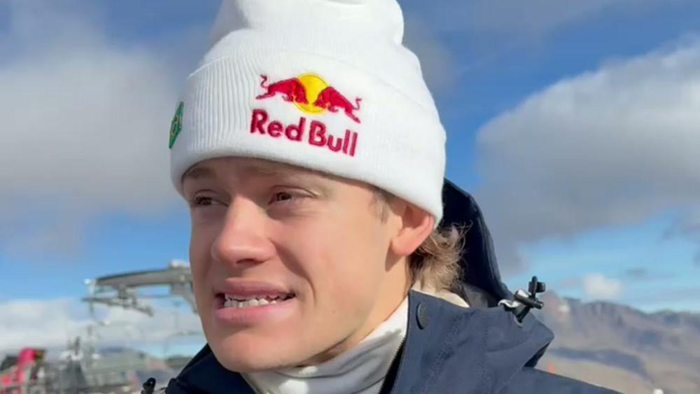 Vor seinem Sieg beim Weltcup-Auftakt in Sölden absolvierte Lucas Pinheiro Braathen Trainingseinheiten am Schnalstaler Gletscher. Dabei nahm sich der brasilianisch-norwegische Skirennläufer auch Zeit für ein Gespräch. Im Interview gibt er Einblicke in seine Saisonvorbereitung und spricht über seine Zeit in der Alpin Arena Schnals. © stol