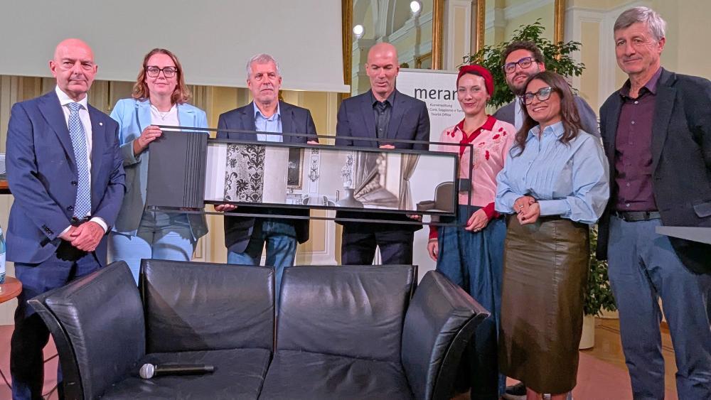 Von links: Vizebürgermeister Nerio Zaccaria, Stadträtin Barbara Hölzl, Ulrich Egger, Zinedine Zidane, Bürgermeister Katharina Zeller, Stadtrat Daniele Di Lucrezia, Stadträtin Antonella Costanzo und Stadtrat Stefan Frötscher.