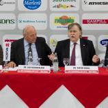 Christian Trettl, Luis Durnwalder, Dieter Knoll und Roberto Cavosi (Fotos: Max Pattis)
Der Landeshauptmann und Dieter Knoll überreichten Hannes Pfeifer, einem eingefleischten HCB-Fan, das Trikot mit allen Unterschriften der Meistermannschaft