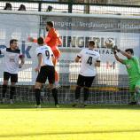 André Negri im Tor von St. Georgen entschärft einen Kopfball-Versuch Ball. © Franz Josef Griessmair