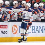 Zach Hyman (Mitte) wird von seinen Edmonton-Mitspielern nach dem Hattrick gefeiert. © APA / JASON MOWRY