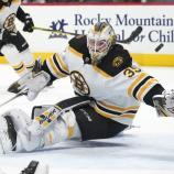 Linus Ullmark (Boston) ist für seine akrobatischen Paraden bekannt.