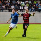 Alessandro Bertuolo (l./im Trikot von St. Martin Moos) soll Jonas Clementi im Sturmzentrum von St. Pauls ersetzen. © T. Debelyak