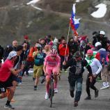 Giro-Dominator Tadej Pogacar und der restliche Tross fahren am Dienstag durch Südtirol. © APA/afp / LUCA BETTINI
