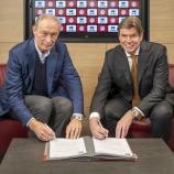 Erreà-Vizepräsident Roberto Gandolfi und FCS-Klubboss Gerhard Comper bei der Vertragsunterschrift.
