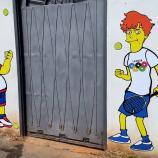 Trotz seiner verpassten Olympia-Teilnahme ist Jannik Sinner in der Tennis-Welt allgegenwärtig. Nun hat der italienische Künstler Alexsandro Palombo auf einem Wandbild den Sextner Tennisstar gemeinsam mit Homer Simpson abgebildet. Veröffentlicht wurde dies am Montagmorgen in Mailand, an der Eingangstür des renommierten Tennis-Clubs Milano Alberto Bonacossa. © stol