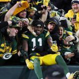 Jayden Reed feiert mit Fans den Playoff-Einzug. © APA / STACY REVERE