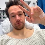 Sebastian Holzmann im Krankenhausbett. © Instagram/sebiholzmann