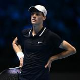 Jannik Sinner kann in den nächsten Wochen keine Turniere bestreiten. © AFP / MARCO BERTORELLO