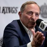NHL-Boss Gary Bettman bei der Bekanntgabe der Ausrichterstadt. © APA / RONALD MARTINEZ