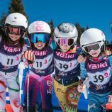 Die Kinder strahlen bei Sonnenschein.