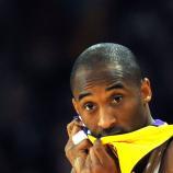 Ein Trikot von Kobe Bryant wurde für eine Rekordsummer versteigert. © APA/afp / MARK RALSTON