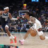 Ja Morant (r.) löste mit den Grizzlies gegen Dallas (mit Brandon Williams) das Playoff-Ticket. © APA / JUSTIN FORD