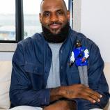 LeBron James mit seiner Barbie-Figur.