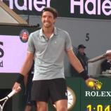 Arthur Rinderknech lachte nach der verpönten Aktion verlegen. © Screenshot