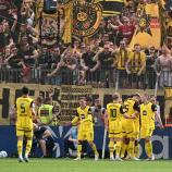 Dortmund celebrates in front of its fans. © APA/afp / INA FASSBENDER