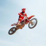 Franjo von Allmen springt auch abseits des Schnees durch die Lüfte. © Instagram / Franjo von Allmen