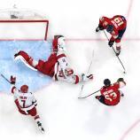 Frederik Andersen (im Tor, in weiß) zeigte eine bärenstarke Leistung. © APA / CARMEN MANDATO