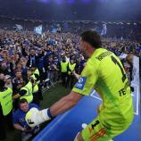 Hamburgs Goalie Daniel Heuer Fernandes feiert mit den Fans nach dem Platzsturm. © APA/afp / RONNY HARTMANN