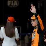 „Ich bin es, der die Pole Position geholt hat“, scheint Oscar Piastri zu signalisieren. © APA/afp / LLUIS GENE