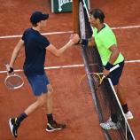 Jannik Sinner (links) und Rafael Nadal: 2021 standen sie sich bei den French Open gegenüber. © AFP / CHRISTOPHE ARCHAMBAULT